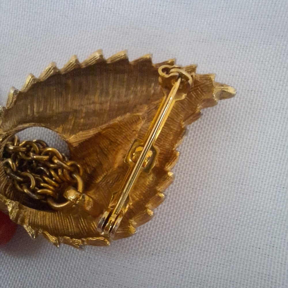 VTG Cha Cha Brushed Gold Leaf Red Beaded Brooch Pin with Chain Detail 70s Style - Picture 5 of 7